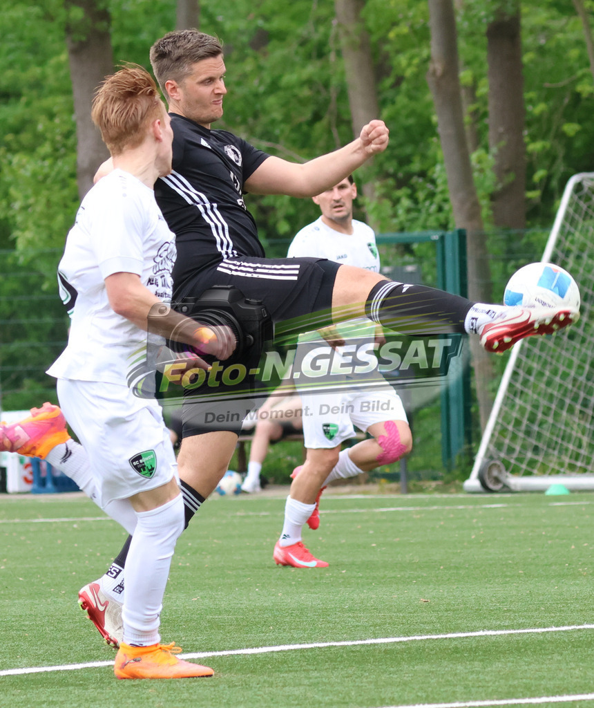 SC Bünde - SV Oetinghausen | Auf dem Bild zu sehen: weiß SC Bünde: Nick Braun ; schwarz SV Oetinghausen: Lasse KaschSC Bünde, SV Oetinghausen, Saison 25/26, Bezirksliga, Hunnebrock, Deutschland - Realisiert mit Pictrs.com