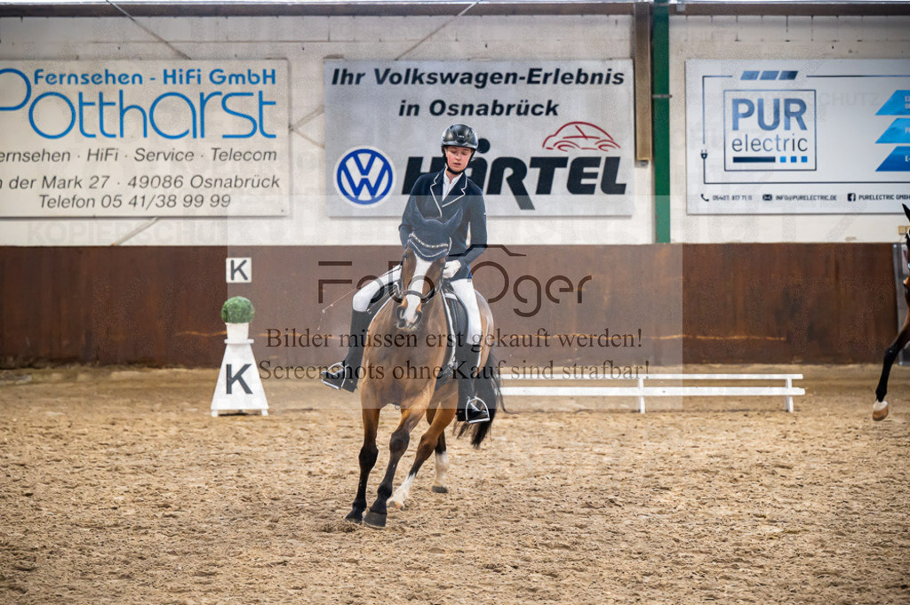 Hallenreittunier Voxtrup 2023 | Entdecke hochwertige Reitturnierfotos von Foto Oger. Professionell, emotional und authentisch – jetzt Lieblingsmomente im Shop bestellen.Deutschlandweite Turnierfotografie. - Realisiert mit Pictrs.com