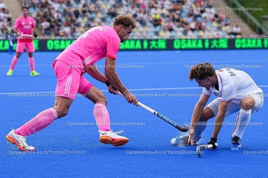 xydrx08082502002 | 08.08.2025, xydrx, Herren EuroHockey Championship 2025, Gruppenphase, Gruppe B, Deutschland - Frankreich, Sparkassenpark Mönchengladbach: Moritz Ludwig (Deutsche Feldhockey Nationalmannschaft #44) im Zweikampf gegen Stanislas Branicki (Franzoesische Feldhockey Nationalmannschaft #5)