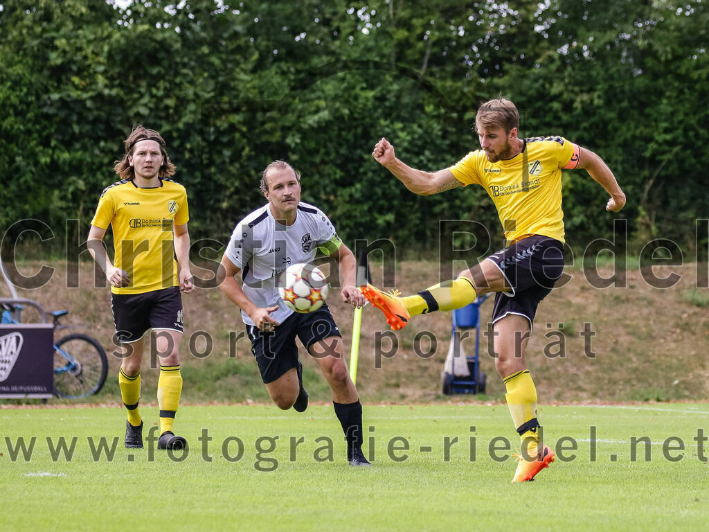 2023-07-23_018_SV_Anzing_gegen_SC_Kirchasch | Anzing, Deutschland, 23.07.2023:
Fußball, Kreisliga 2023 / 2024, Testspiel, SV Anzing gegen SC Kirchasch, Endergebnis: 5:1

Bastian Bönisch (SC Kirchasch, #16), Peter Rauch (SV Anzing, #6), Johannes Westermaier (SC Kirchasch, #3)

Foto: Christian Riedel / fotografie-riedel.net