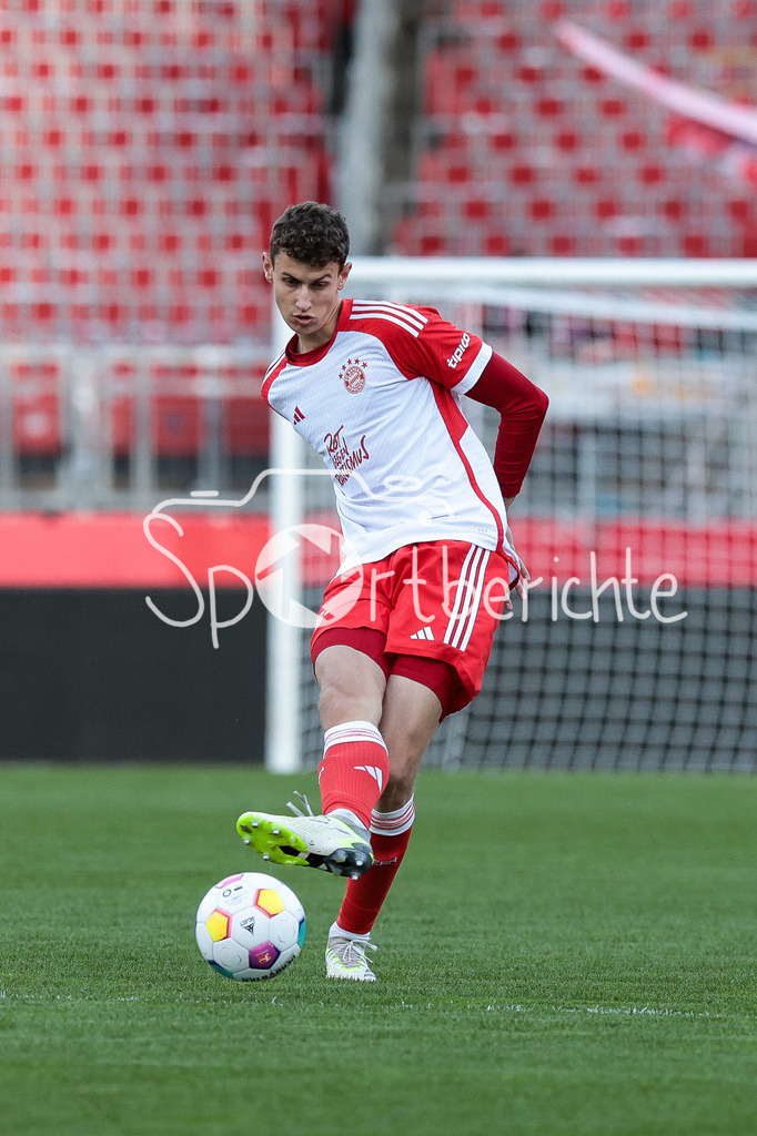 1. FC Nürnberg II - FC Bayern Amateure | Am Ball Benedikt WIMMER (FCB #12) / Einzelfoto / Freisteller
