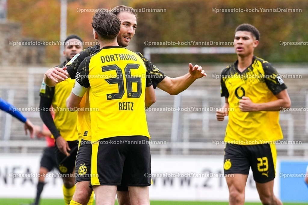 xYDRx08112501018 | 08.11.2025, xydrx, Fußball, Regionalliga West, Borussia Dortmund II - FC Schalke 04 II, Saison 2025 2026, Stadion Rote Erde: Torjubel nach dem Tor zum 1:0 für Borussia Dortmund II durch Torschütze Tony Reitz (Borussia Dortmund II #36)  zusammen mit Michael Eberwein (Borussia Dortmund II #14)
