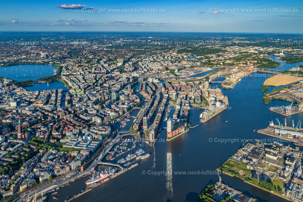 Hamburg_Mitte_Hafencity_ELS_2497210823 | HAMBURG 09.08.2023 Elbphilharmonie am Ufer der Elbe in Hamburg. Das Konzerthaus- Gebäude im Stadtteil Hamburg-HafenCity befindet sich am Ufer der Elbe der Hansestadt. // The Elbe Philharmonic Hall on the river bank of the Elbe in Hamburg. Foto: Martin Elsen