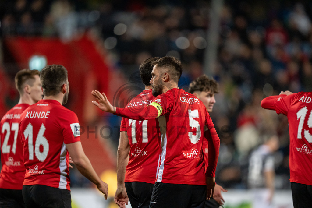 SG Sonnenhof Grossaspach vs. SSV Ulm 1846 Fussball, Fussball, WFV-Pokal, Viertelfinale, 01.04.2026 | Volkan Celiktas (SG Sonnenhof Grossaspach, #05) freut sich mit der Mannschaft nach dem Treffer zum 2:1 durch Elias Rahn (SG Sonnenhof Grossaspach, #08),SG Sonnenhof Grossaspach vs. SSV Ulm 1846 Fussball, Fussball, WFV-Pokal, Viertelfinale, 01.04.2026