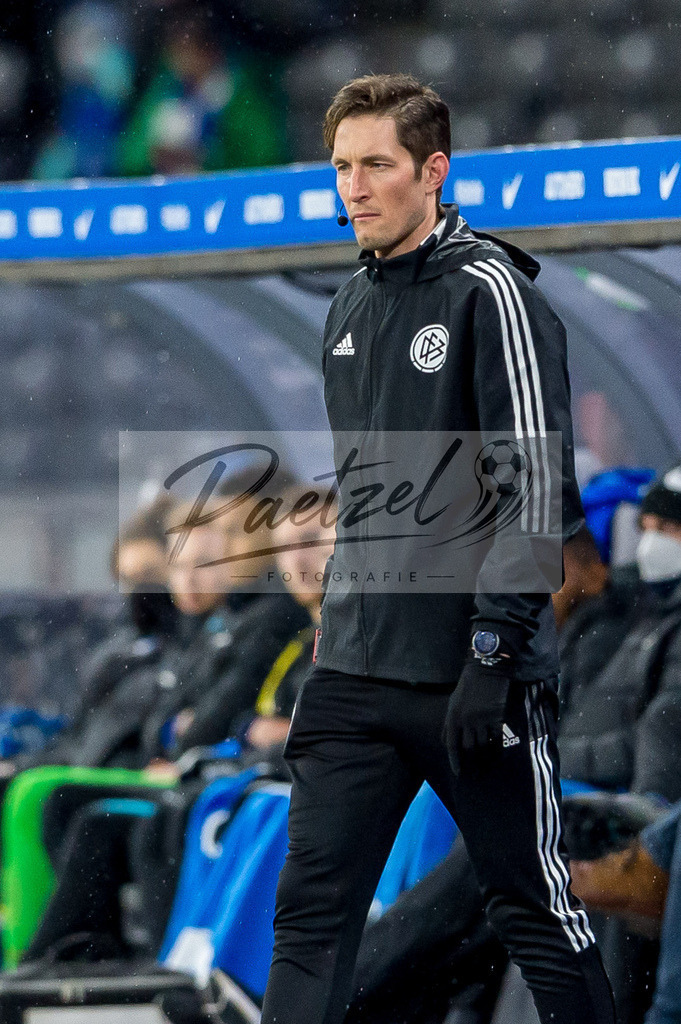 BSCRBL20220220_127 | Fussball, Herren: Vierter Offizieller Dr. Matthias Joellenbeck schaut bei dem Spiel der 1. Bundesliga zwischen Hertha BSC und RB Leipzig im Olypiastadion am 20.02.2022 in Berlin, Deutschland.DFB / DFL REGULATIONS PROHIBIT ANY USE OF PHOTOGRAPHS AS IMAGE SEQUENCES AND/OR QUASI-VIDEO. - Realisiert mit Pictrs.com