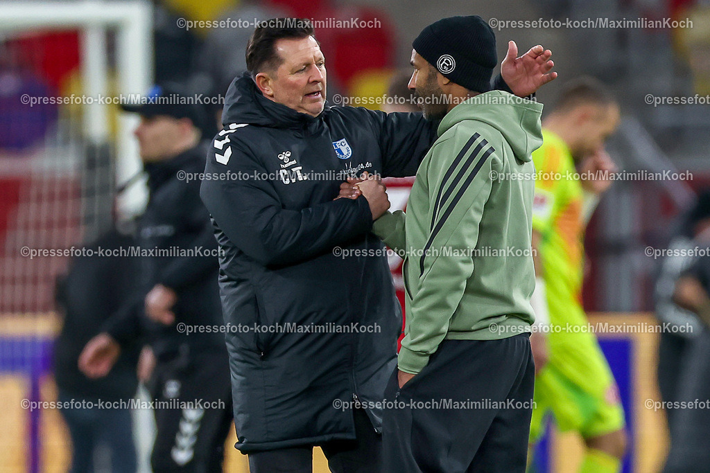 Due20122401119 | 20.12.2024, Fußball, Fortuna Düsseldorf - 1. FC Magdeburg, 2. Bundesliga, Merkur Spiel-Arena, Saison 2024 2025: Trainer Christian Titz (Cheftrainer 1.FC Magdeburg) steht nach dem Spiel zusammen mit Cheftrainer Daniel Thioune (Trainer Fortuna Düsseldorf)DFB regulations prohibit any use of photographs as image sequences and or quasi-video.