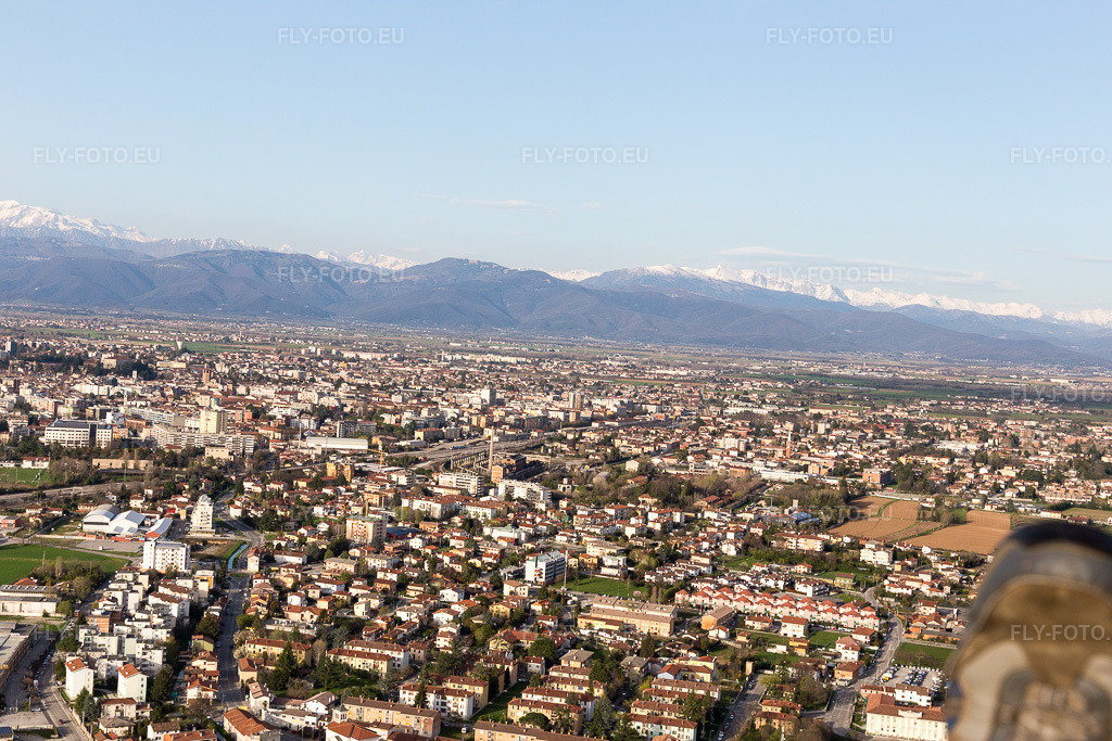 Vue aérienne: Vue de la ville à Basaldella dans le département Frioul-Vénétie Julienne, Italie. Photo: IMG_105787.jpg prise le 08/04/2018 par Werner Riehm/FLY-FOTO.eu – Résolution de l'original: 5472 x 3648 px
