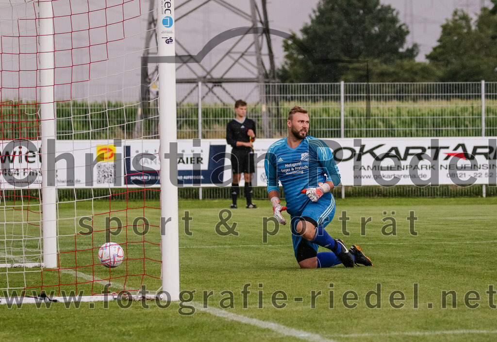 2023-07-29_009_FC_Finsing_gegen_SC_Kirchasch | Finsing, Deutschland, 29.07.2023:
Fußball, Kreisliga 2023 / 2024, 1. Spieltag, FC Finsing gegen SC Kirchasch, Endergebnis: 0:2

Tor zum 0:1 durch Alexander Mrowczynski (SC Kirchasch, #23)
Torwart Daniel Schröder (FC Finsing, #1)

Foto: Christian Riedel / fotografie-riedel.net