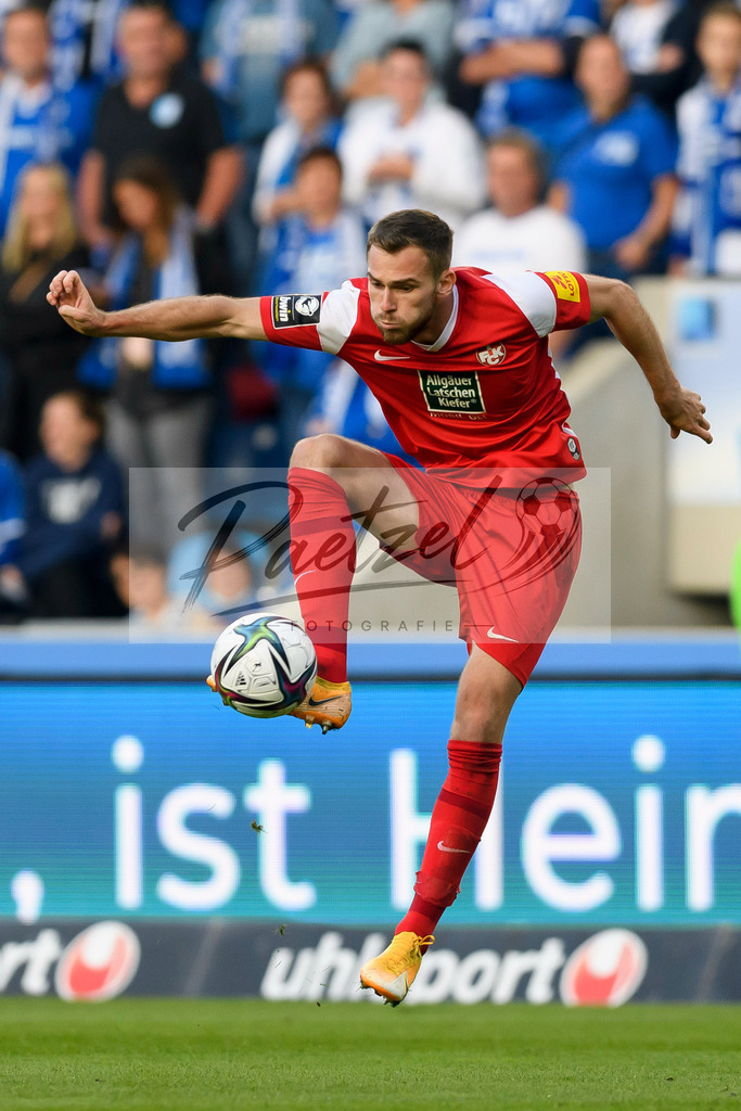 FCMFCK20210904_183 | Fussball, Herren: Boris Tomiak (1. FC Kaiserslautern) in Aktion, am Ball, Einzelaktion beim Spiel der 3. Liga zwischen 1. FC Magdeburg und 1. FC Kaiserslautern in der MDCC-Arena am 04.09.2021 in Magdeburg, Deutschland.DFB / DFL REGULATIONS PROHIBIT ANY USE OF PHOTOGRAPHS AS IMAGE SEQUENCES AND/OR QUASI-VIDEO. - Realisiert mit Pictrs.com