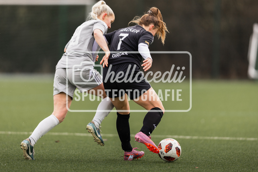 Fußball I Frauen I Saison 2025-2026 I Testspiel I DjK Wacker Mecklenbeck - BW Hollage I 08.02.2026-012 | Alicia Mester (19, BW Hollage) Kristin-Marie Dircks (7, Wacker Mecklenbeck) - Realisiert mit Pictrs.com