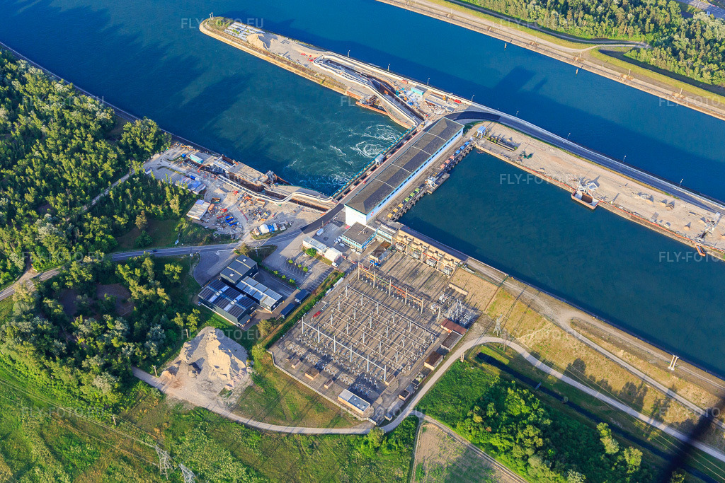 Vue aérienne: Écluse du Rhin avec sous-station et centrale hydroélectrique Marckolsheim d'EDF à Marckolsheim dans le département Bas Rhin, France – .Photo: IMG_147388.jpg prise le 29/05/2025 par Werner Riehm/FLY-FOTO.eu – Résolution de l'original: 5221 x 3480 px – Hydraulique Alsace-Vosges | EDF FR