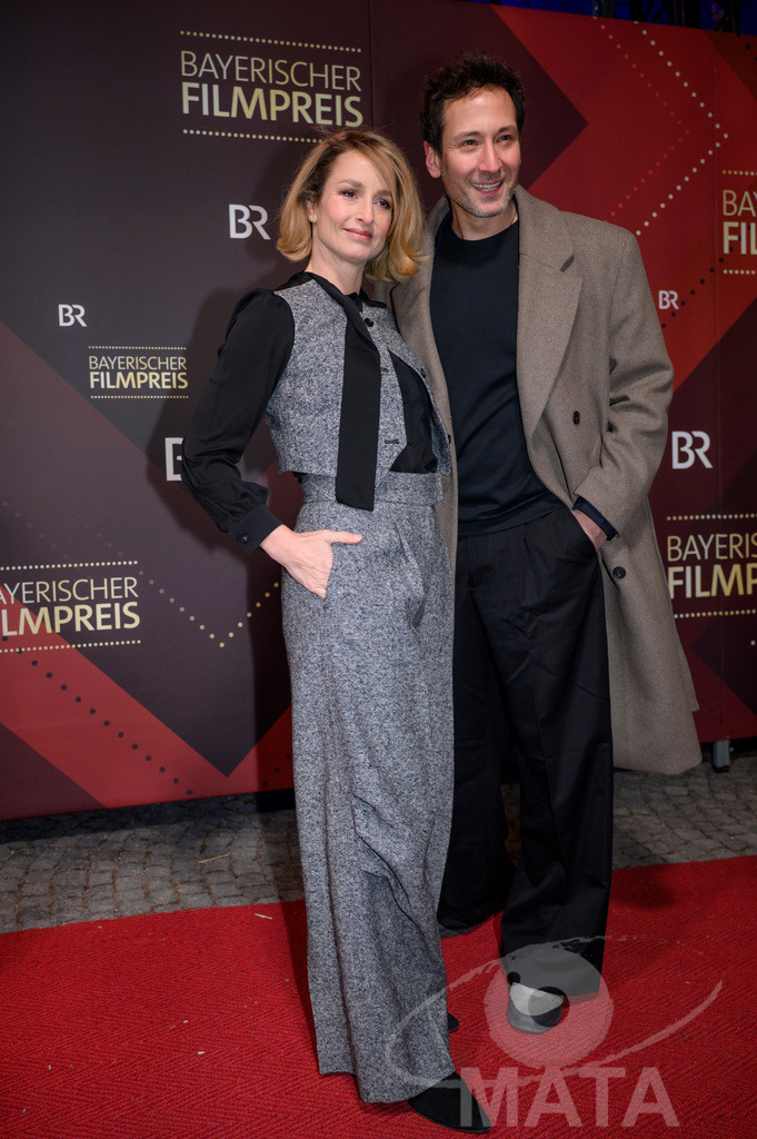 _DWI5424 | Lara Joy Körner und Alexander Kreuzer bei der Verleihung des 47. Bayerischen Filmpreises 2026  im Prinzregententheater. München, Deutschland. Der Bayerische Filmpreis wird seit 1979 von der Bayerischen Staatsregierung verliehen, um die Bedeutung des Kinofilms als Kulturgut herauszustellen - Realisiert mit Pictrs.com