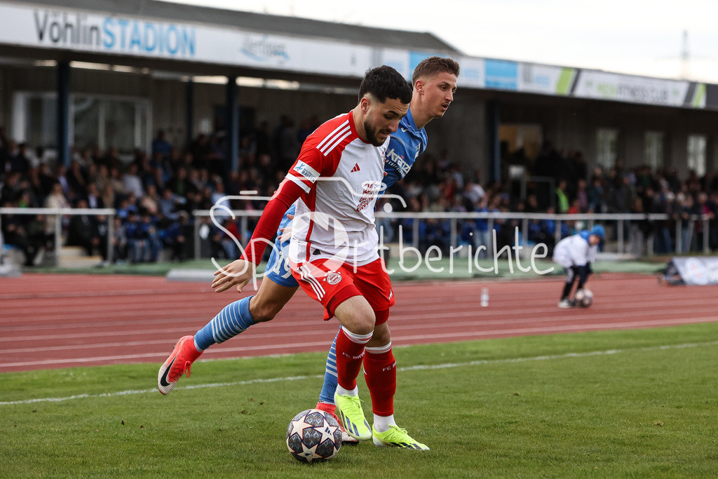 FV Illertissen - FC Bayern Amateure | Dion BERISHA (FCB #11) im Duell mit Nico FUNDEL (FVI #19) / Zweikampf