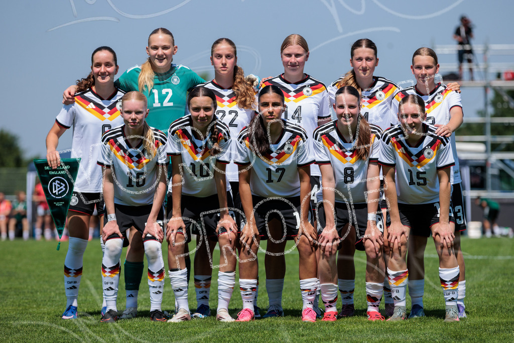 Testspiel U16-Juniorinnen: Deutschland – England | Die Bildergalerie dokumentiert das Länderspiel der deutschen U16-Juniorinnen gegen die Auswahl Englands. Die Fotografien zeigen Spielaktionen, Zweikämpfe, Torchancen, Mannschaftsszenen sowie weitere Impressionen der Begegnung. Die Aufnahmen entstanden im Rahmen des Testspiels beider Nachwuchsnationalmannschaften in der Kümpel + Hellmeister Arena in Hamm am 20. Juni 2026 und halten die sportlichen und emotionalen Momente des Spiels fest. - Realisiert mit Pictrs.com