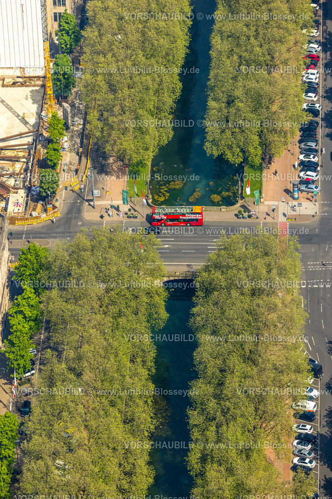 Duesseldorf240500998 | Luftbild, Hop On-Hop Off Doppeldeckerbus mit offenem Verdeck, City Touren Stadtrundfahrt, Brücke Stadtgraben mit bewaldeter Königsallee und Benrather Straße, Stadtmitte, Düsseldorf, Rheinland, Nordrhein-Westfalen, Deutschland