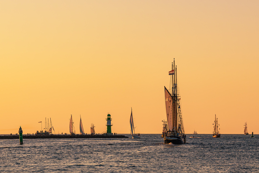 Segelschiffe im Sonnenuntergang auf der Hanse Sail in Rostock | Segelschiffe im Sonnenuntergang auf der Hanse Sail in Rostock.