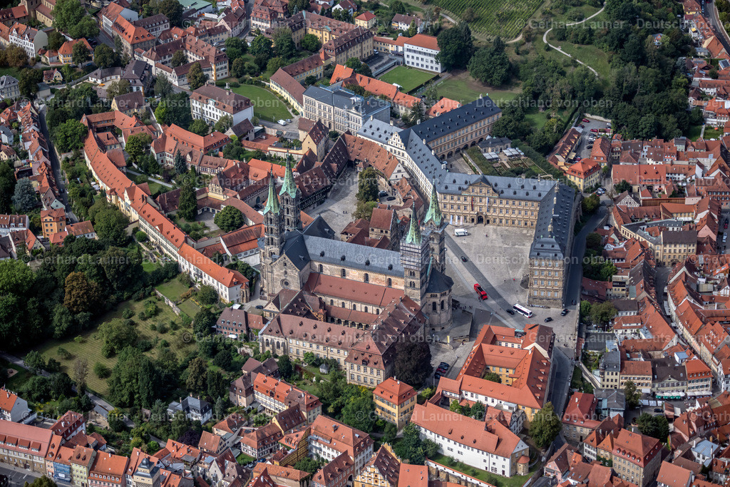 4060231 | BAMBERG 07.09.2021 Platz- Ensemble Domplatz mit Dom und neuer Residenz im Altstadtbereich und Innenstadtzentrum von Bamberg im Bundesland Bayern, Deutschland. // Ensemble space  with cathedral and new residence in the inner city center in Bamberg in the state Bavaria, Germany. Foto: Gerhard Launer
