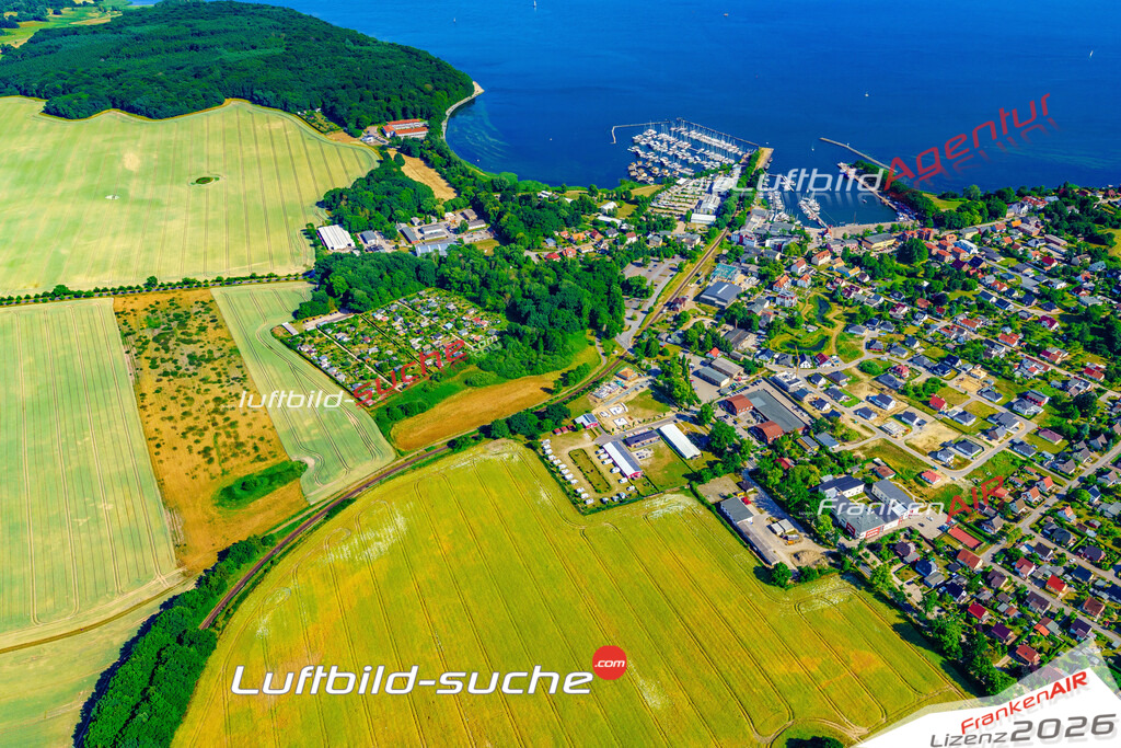 Die Luftbildaufnahme Lauterbach - Putbus wurde 2018 mittels Flugzeug (keine Drohne) erstellt. Perfekte Schärfe und Druck- Auflösung- Garantiert!