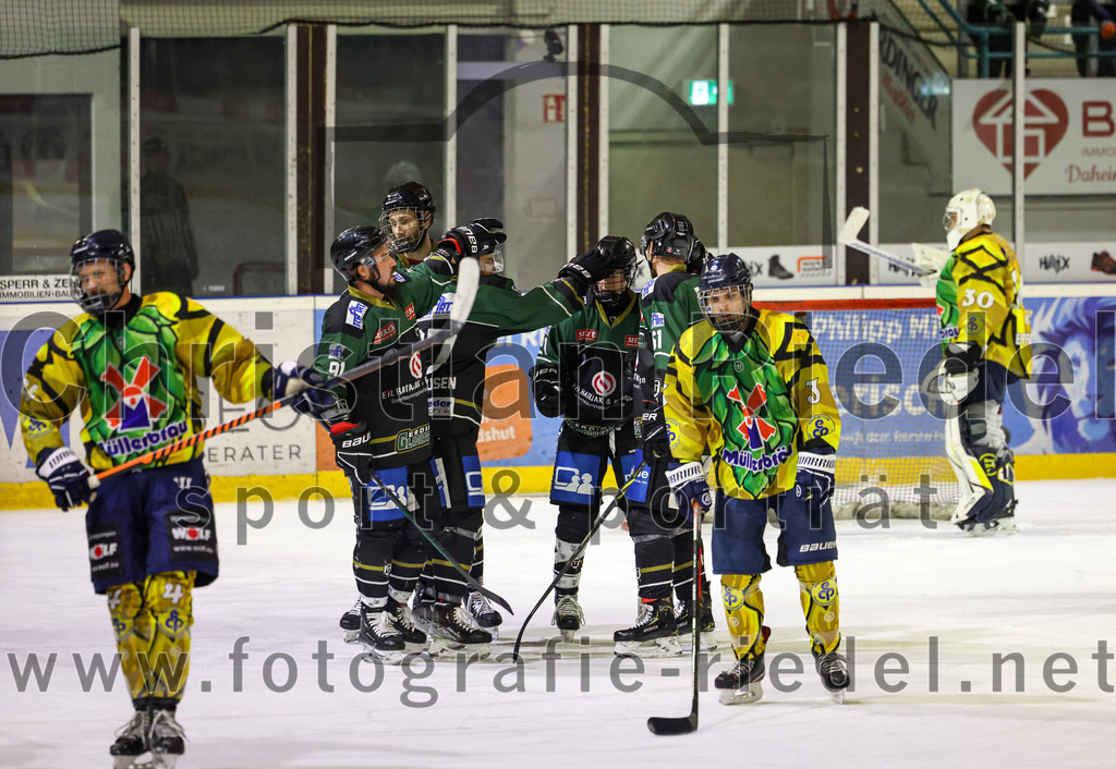2022-12-16_068_TSV_Erding_gegen_EC_Pfaffenhofen | Erding, Deutschland, 16.12.2022:
Eishockey, Bayernliga 2022 / 2023, 21. Spieltag, TSV Erding gegen EC Pfaffenhofen, Endergebnis: 14:1

Rudolf Lorenz (Erding Gladiators, #91), Mark Waldhausen (Erding Gladiators, #27), Roni Rukajärvi (Erding Gladiators, #61), Luis Pfab (EC Pfaffenhofen, #3), Torwart Hannes Kiefer (EC Pfaffenhofen, #30)

Foto: Christian Riedel / fotografie-riedel.net
