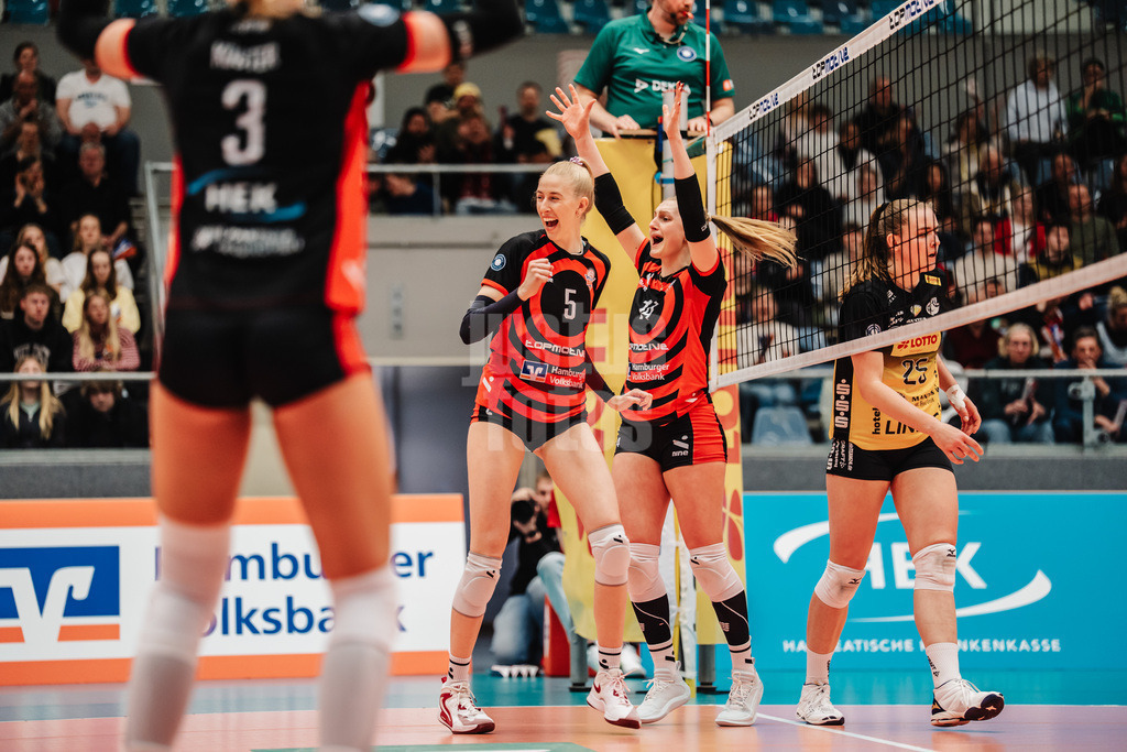 Volleyball | Frauen | Saison 2025/2026 | Volleyball Bundesliga | ETV Hamburger Volksbank Volleys vs. VfB Suhl LOTTO Thüringen | 07.03.2026 | v.l. Anna Hartig (#5, ETV Hamburger Volksbank Volleys) und Fiona Dittmann (#14, ETV Hamburger Volksbank Volleys) jubeln