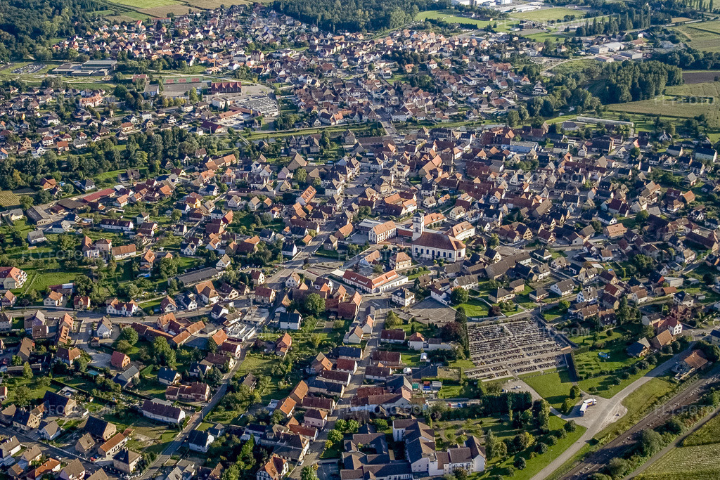 Aerial view: View of the town from the north in Drusenheim in the state Bas-Rhin, France. – Photo: IMG_8123.jpg taken on 09/15/2007 by Werner Riehm/FLY-FOTO.com – Resolution of the original: 3331 x 2220 px