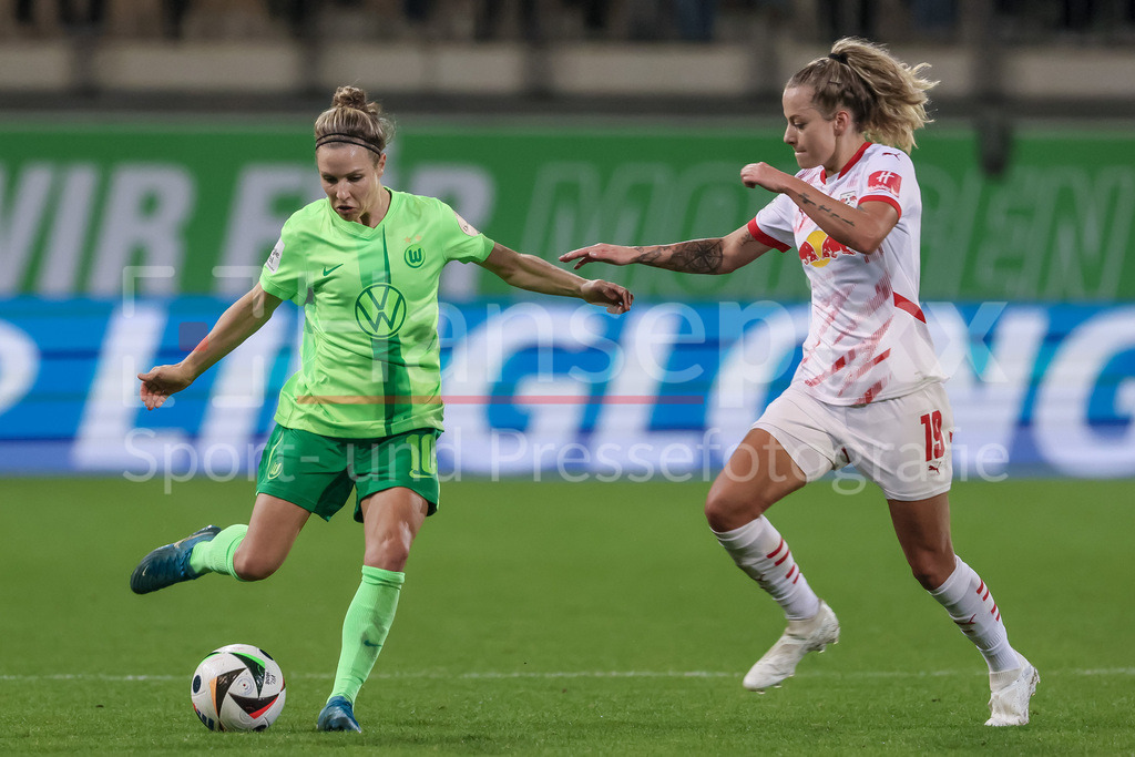 Fussball, Google Pixel Frauen-Bundesliga, VfL Wolfsburg - RB Leipzig | v.li.: Svenja Huth (VfL Wolfsburg, 10) und Jenny Hipp (RB Leipzig, 19) im Zweikampf, Duell, Dynamik, Aktion, Action, Spielszene, DIE DFB-RICHTLINIEN UNTERSAGEN JEGLICHE NUTZUNG VON FOTOS ALS SEQUENZBILDER UND/ODER VIDEOÄHNLICHE FOTOSTRECKEN. DFB REGULATIONS PROHIBIT ANY USE OF PHOTOGRAPHS AS IMAGE SEQUENCES AND/OR QUASI-VIDEO.