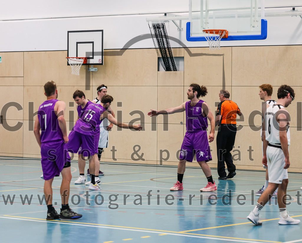 2022-05-01_012_TSV_Vaterstetten_gegen_DJK_Traunstein | Vaterstetten, Deutschland, 01.05.2022:
Basketball, Aufstiegsrunde zur Bayernliga 2021 / 2022, 5. Spieltag, TSV Vaterstetten gegen DJK Traunstein, Endergebnis: 87:79

Michael Aicher (DJK Traunstein, #7), Maximilian Hoernes (DJK Traunstein, #15), D. Berger (DJK Traunstein, #12), Maximilian Rothe (TSV Vaterstetten, #6)

Foto: Christian Riedel / fotografie-riedel.net