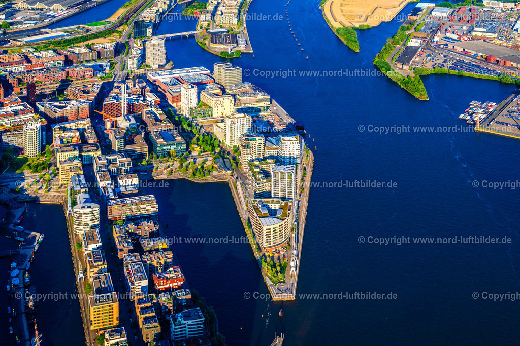 Hamburg_Hübenerkai_Strandhöft_Strandkai_Hafencity_ELS_8743160625 | HAMBURG 16.06.2025 Mehrfamilienhaus- Wohnanlage der " DC DEVELOPMENTS GMBH & CO. KG " am Strandkai im Ortsteil HafenCity in Hamburg, Deutschland. Weiterführende Informationen bei: AUG. PRIEN Immobilien  Gesellschaft für Projektentwicklung mbH,  DC Developments GmbH & Co. KG,  Hadi Teherani Architects GmbH,  Ingenhoven architects GmbH,  KoHa Bauausführungen und Immobilien GmbH,  LRW Architekten und Stadtplaner Loosen, Rüschoff + Winkler  PartG mbB,  leonwohlhage Gesellschaft von Architekten mbH. // Multi-family residential complex of "DC DEVELOPMENTS GMBH & CO. KG" on Strandkai in the HafenCity district of Hamburg, Germany. Further information at: AUG. PRIEN Immobilien  Gesellschaft fuer Projektentwicklung mbH,  DC Developments GmbH & Co. KG,  Hadi Teherani Architects GmbH,  Ingenhoven architects GmbH,  KoHa Bauausfuehrungen und Immobilien GmbH,  LRW Architekten und Stadtplaner Loosen, Rueschoff + Winkler  PartG mbB,  leonwohlhage Gesellschaft von Architekten mbH. Foto: Martin Elsen