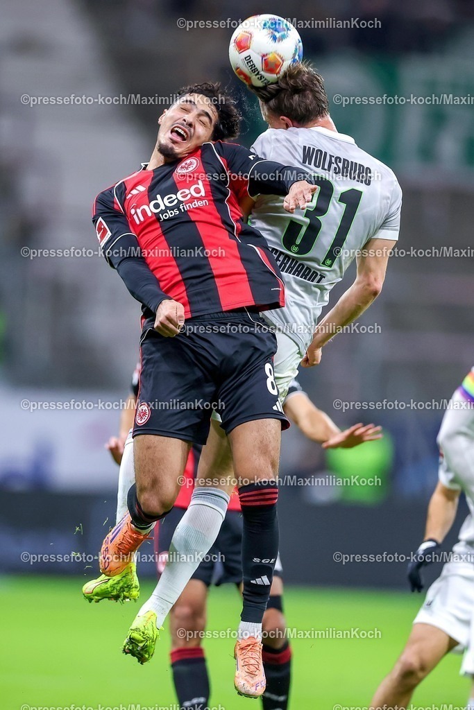 SGE30112501052 | 30.11.2025, Fußball, Eintracht Frankfurt - VfL Wolfsburg, 1. Fußball Bundesliga, 12. Spieltag, Deutsche-Bank-Park (Frankfurt am Main), Saison 2025 2026: Fares Chaïbi&nbsp;(Eintracht Frankfurt #08) im Zweikampf gegen  Yannick Gerhardt&nbsp;(VfL Wolfsburg #31) Kopfball Kopfballduell  DFB Regulations prohibit any use of photographs as image sequences and or quasi-video.