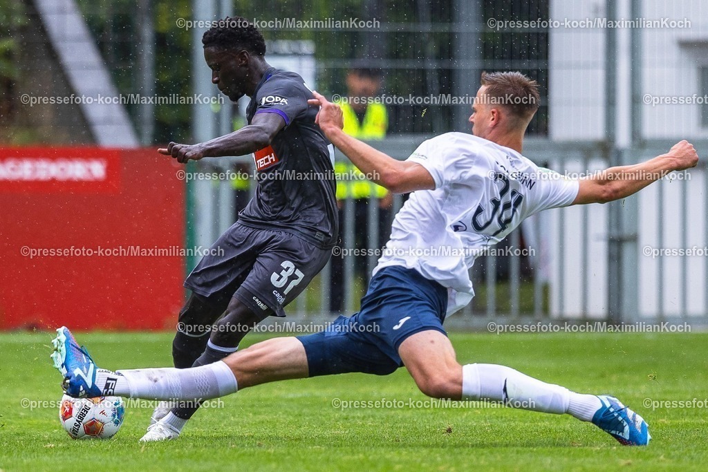 xkwi12072501006 | 12.07.2025, xkwix, Fußball, Testspiel, FC Gütersloh - VfL Osnabrück, Ohlendorf Stadion im Heidewald: JANNIK BORGMANN ( FC GÜTERSLOH #34 ) im Zweikampf gegen Ismail Badjie ( VfL Osnbrück #37 )