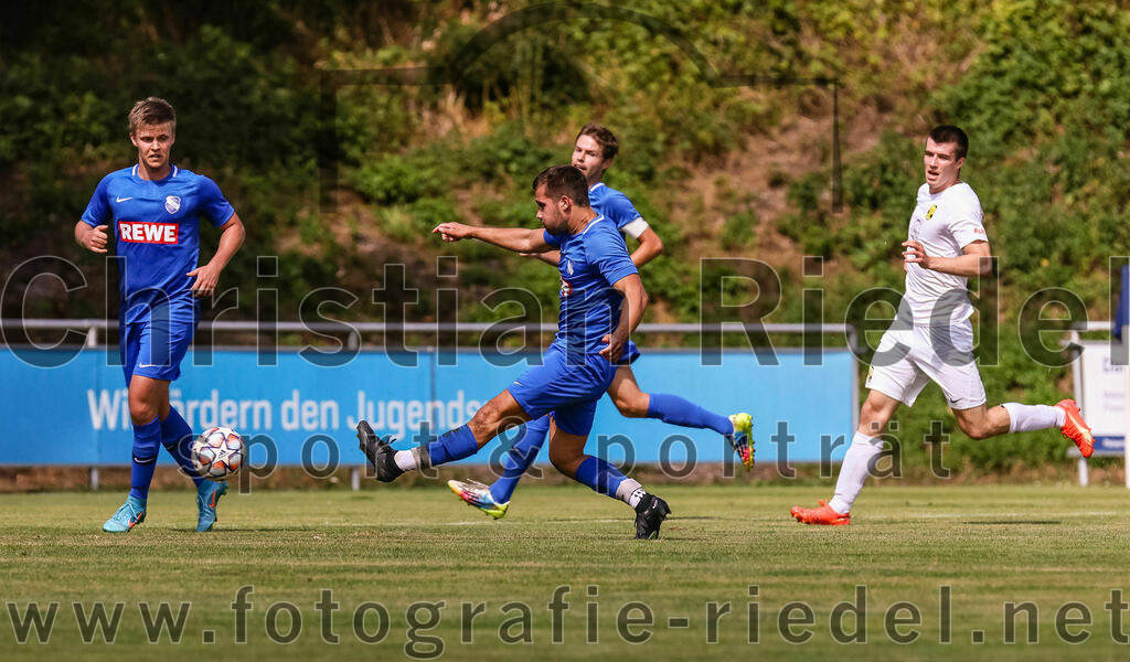 2023-07-22_121_FC_Eitting_gegen_FC_Moosinning | Eitting, Deutschland, 22.07.2023:
Fußball, Kreisliga 2023 / 2024, Testspiel, FC Eitting gegen FC Moosinning, Endergebnis: 0:4

Lukas Treffler (FC Eitting, #11), Florian Huber (FC Eitting, #18), Fabian Ulitzka (FC Moosinning, #23)

Foto: Christian Riedel / fotografie-riedel.net