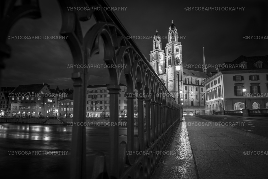 Night Path to Grossmünster _ Zürich | Exklusive Fine Art Prints aus Zürich – hochwertige Stadt- und Landschaftsfotografien als Wandbilder. Entdecken Sie einzigartige Zürich-Fotos zum Ausdrucken - Realisiert mit Pictrs.com