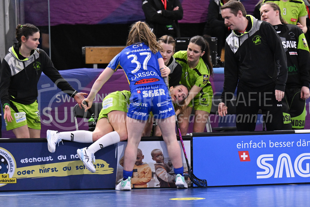 Kloten-Dietlikon Jets vs Skorpion Emmental Zollbrück - 15. April 2023 | 15.04.2023, Kloten, stimo arena, Swiss Unihockey Superfinal Frauen: Kloten-Dietlikon Jets - UHV Skorpion Emmental, Linn Larsson (#37 Kloten-Dietlikon Jets) drückt Lisa Liechti (#8 Skorpion Emmental Zollbrueck) über die Bande. - Realisiert mit Pictrs.com