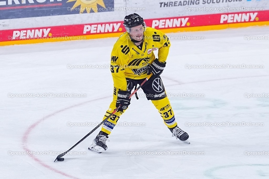 xYDRx30112501053 | 30.11.2025, xydrx, Eishockey, DEL2, Düsseldorfer EG - Krefeld Pinguine, PSD Bank Dome Düsseldorf: Max Newton (Krefeld Pinguine #37)Photo: xYannisxDreimannxPressefotoKochx