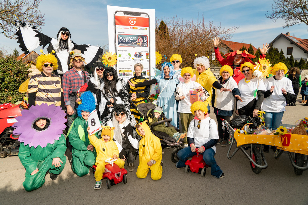 MASKEN-Gruppe_8801 | Fotostrecke: FASCHINGSUMZUG 2025 in Loosdorf. 22 Masken(gruppen)-Teilnehmer: Loosdorfer Vereine, Wirtschaftstreibende, Gemeindeabordnungen sowie Kreditinstitute. rund 700 Besucher entlang der Hauptstrasse. Veranstaltungs-Sicherung durch Mannschaft der FF-Loosdorf mit schwerem Gerät. Maskenprämierung am EKZ-Platz durch Bgm. Thomas Vasku in den Kategorien: Bester Festwagen (Fa. gkonzept-Groissenberger; Beste Personengruppe-ASK-Loosdorf; Beste Einzelperson; Weiteste Anreise-FF Schollach;