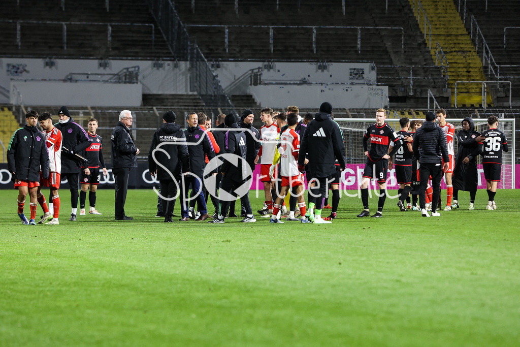 FC Bayern Amateure - FC Wuerzburger Kickers | Nach Schlusspfiff gab es noch eine kleine Rudelbildung