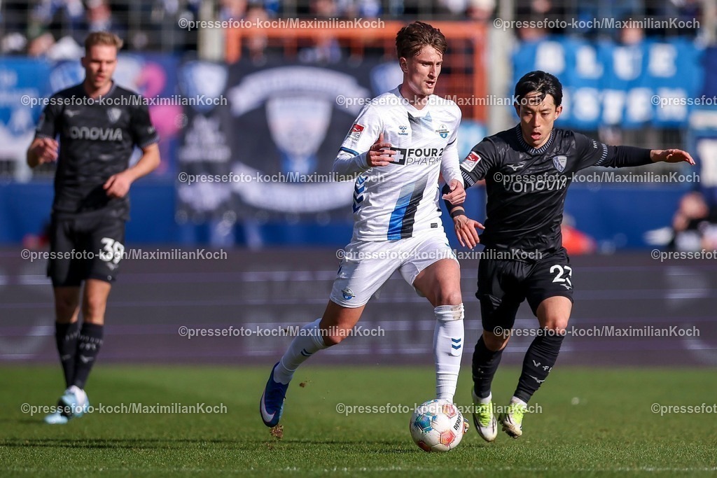 BOC14022601028 | 15.02.2026, Fußball, VfL Bochum - SC Paderborn 07, 2. Fußball Bundesliga, 22. Spieltag, Vonovia Ruhrstadion, Saison 2025 2026: Jonah Sticker (SC Paderborn #03) im Zweikampf gegen  Koji Miyoshi&nbsp;(VfL Bochum #23)  DFB regulations prohibit any use of photographs as image sequences and or quasi-video.
