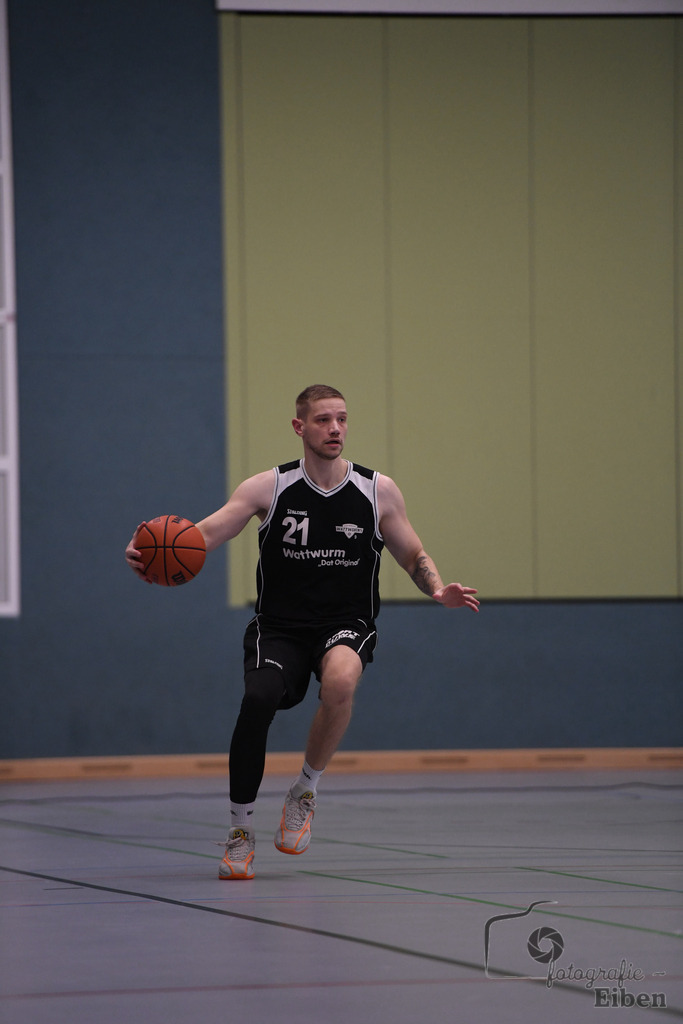 TuS Petersfehn-VfL Edewecht | Basketball Regionalliga; TuS Petersfehn (grau)-VfL Edewecht (schwarz) am 30.11.2025 in Petersfehn (Sporthalle Petersfehn), Photo: Philip Eiben 2025 - Realisiert mit Pictrs.com