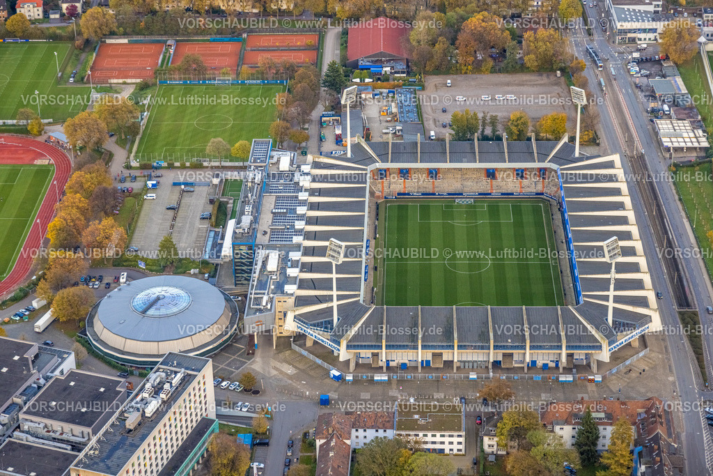Bochum231102694 | Luftbild, Bundesligastadion Vonovia Ruhrstadion Fußballplatz des VfL Bochum 1848 mit Flutlichtmasten, Rundsporthalle und Trainingssportplätze, Grumme, Bochum, Ruhrgebiet, Nordrhein-Westfalen, Deutschland