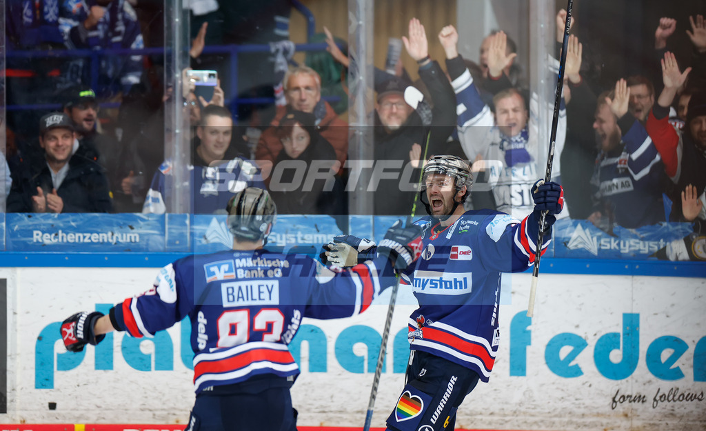 Iserlohn Roosters - Duesseldorfer EG | 
DEL: Iserlohn Roosters - Duesseldorfer EG - Realisiert mit Pictrs.com