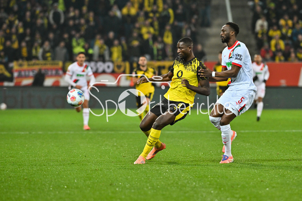 FC Augsburg - Borussia Dortmund | AUGSBURG, GERMANY - Serhou GUIRASSY (Borussia Dortmund 9) against Chrislain MATSIMA (FC Augsburg 5) during the bundesliga match between FC Augsburg vs. Borussia Dortmund on matchday 9 at WWK Arena on October 31, 2025 in Augsburg, Germany / DFL REGULATIONS PROHIBIT ANY USE OF PHOTOGRAPHS AS IMAGE SEQUENCES AND/OR QUASI-VIDEO