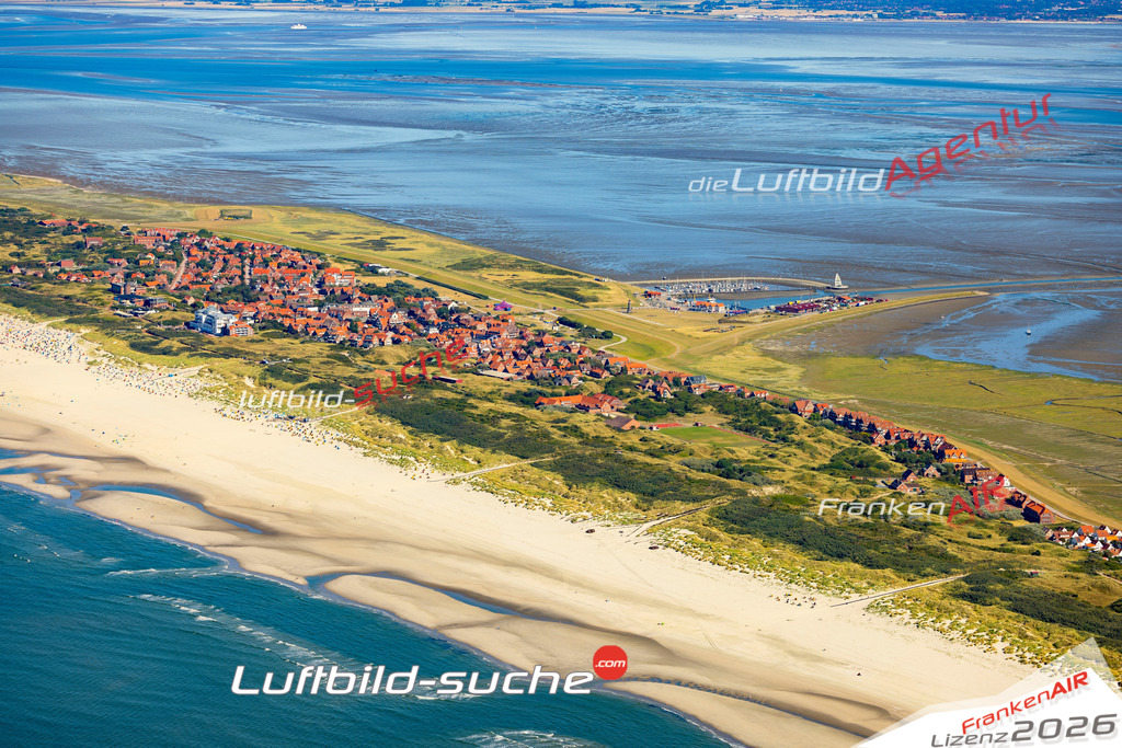 Aktuelles Luftbild von  Juist - Die Luftaufnahme wurde 2022 mittels UL-Flugzeug erstellt ( keine Drohne ) - hochauflösende Kamera-Systeme von  Canon -Beste Qualität - Für grossformatige Ausdrucke geeignet. Die Geschenkidee !