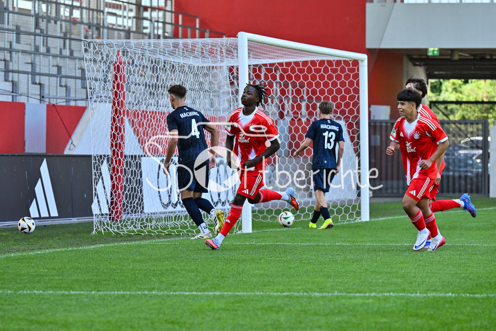 FC Bayern München U19 - SpVgg Unterhaching U19 | Jubel der Bayern nach dem Treffer zum 2-1 durch Aristide HENTCHO NSEKE (FC Bayern U19 #17) / Tor / Torschuetze / Freude / Happy / U19 DFB-Nachwuchsliga: FC Bayern München U19 - SpVgg Unterhaching U19; FC Bayern Campus am 10.08.2025