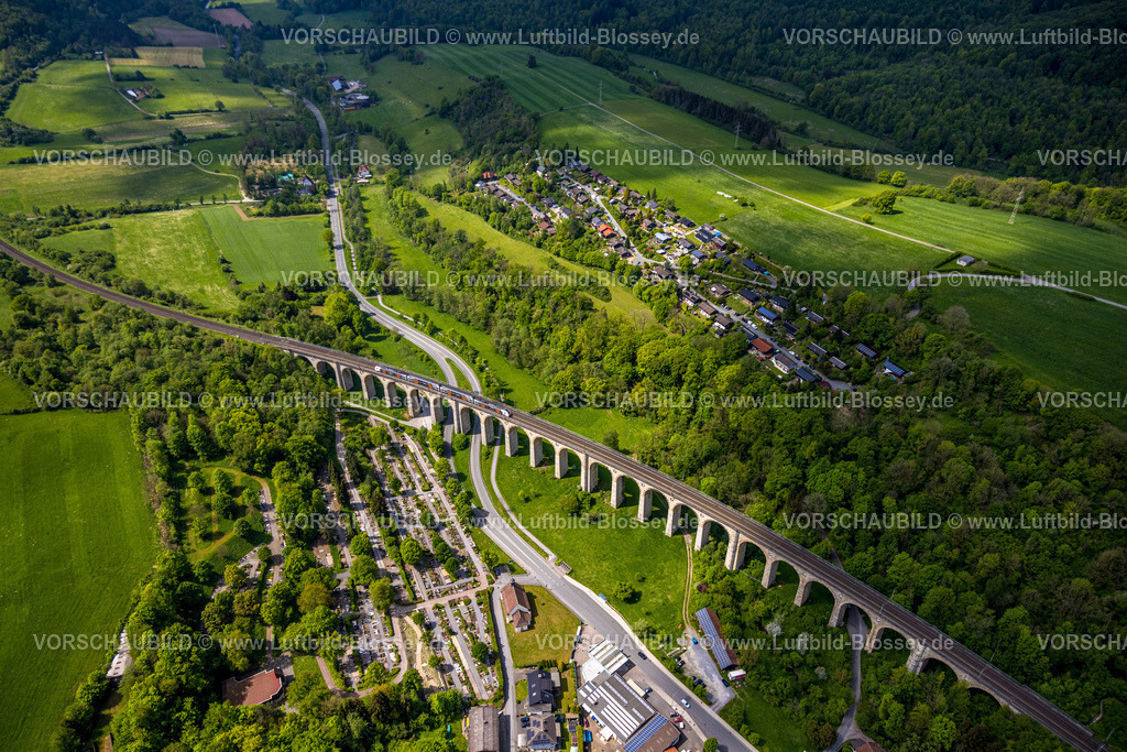 Altenbeken240504517Eisenbahnviadukt | Luftbild, Altenbekener Viadukt, Adenauerstraße, Eisenbahnviadukt Brückenbauwerk, auch Bekeviadukt oder Großer Viadukt genannt, S-Bahn, Friedhof Altenbeken und Kreuzkapelle an der Straße Alter Kirchweg, Wohngebiet Am Stapelsberg, Wiesen und Felder, Altenbeken, Ostwestfalen, Nordrhein-Westfalen, Deutschland