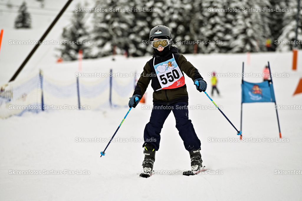 SRF_20.02.2026_0527 | Skirennfotos,Serfaus,Fiss,Ladis,Kinderskirennen,Winter,Tirol,Oberland,skirace,SFL,feelfree,weil wir's genießen,ski,Ski,skifahren,Sonnenplateau, - Realisiert mit Pictrs.com