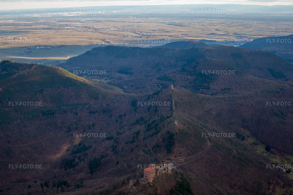 Luftbild: Die 3 Burgen Trifels, Anebos und Münz in Leinsweiler im Bundesland Rheinland-Pfalz in Deutschland. Foto: IMG_62133.jpg vom 23.02.2014 durch Werner Riehm/FLY-FOTO.de