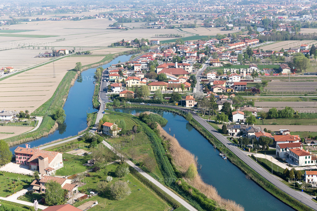 Aerial view: View of the town in Cavanella in the state Veneto, Italy. – Photo: IMG_098843.jpg taken on 04/08/2017 by Werner Riehm/FLY-FOTO.com – Resolution of the original: 5472 x 3648 px