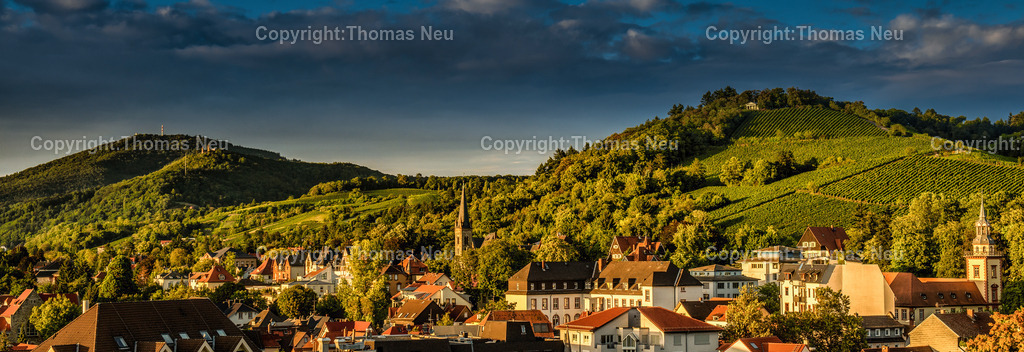Bensheim-stadtansicht-bergstrasse-kirchberghaeuschen-melibokus-Fotografie-Thomas-Neu | Blick über die Altstadt von Bensheim an der Hessischen Bergstraße mit dem Rodensteiner Hof und der evangelischen Kirche und den Weinbergen und Kirchberghäuschen im Hintergrund  Schloss Auerbach und der Melibikus, ,Bild: Thomas Neu