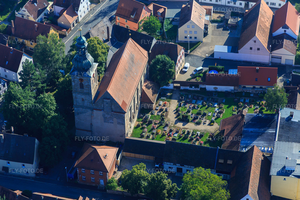 Luftbild: Klosterkirche Frauenaurach im Ortsteil Frauenaurach in Erlangen im Bundesland Bayern in Deutschland. – Foto: IMG_092712.jpg vom 07.08.2016 durch Werner Riehm/FLY-FOTO.de – Auflösung des Originals: 5472 x 3648 px – Ev. Kirchengemeinde Frauenaurach-Kriegenbrunn