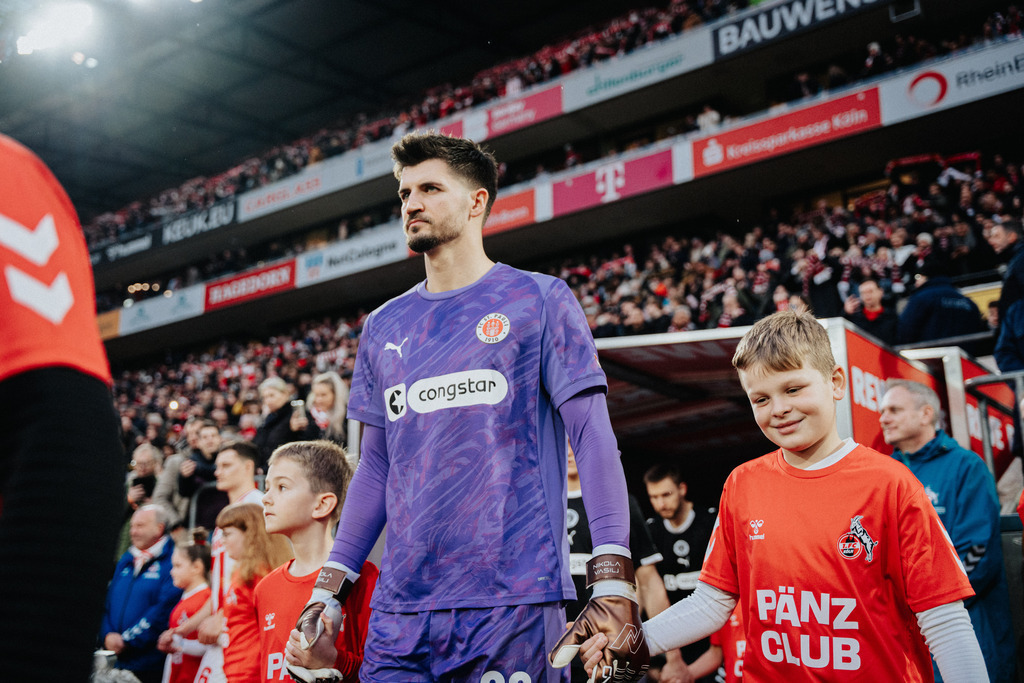 FCS06644 | Der offizielle Shop für FC St. Pauli Fotos. Wähle aus Spielszenen & Fanmomenten dein FCSP Wunschformat. Wir liefern Millerntor-Atmosphäre.